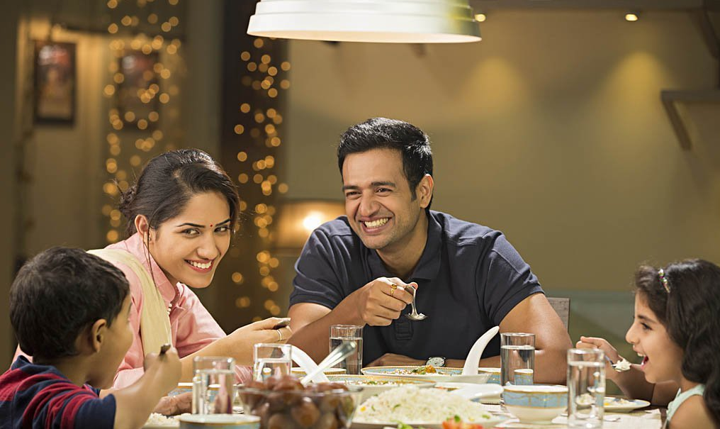 imagesaug_1533725866.family-eating-dinner-kidsstoppress